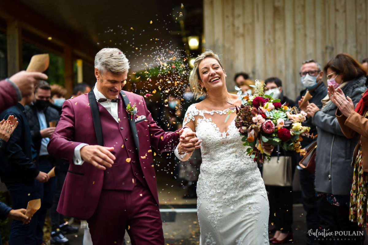 Mariage rock automne Domaine du Hirtz - Valentine Poulain cérémonie laïque sortie confetti