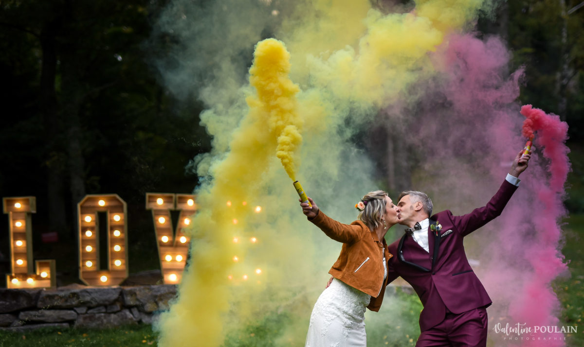 Mariage rock automne Domaine du Hirtz - Valentine Poulain couple fumigènes