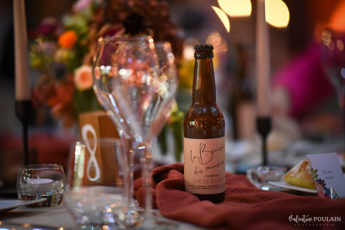 Mariage rock automne Domaine du Hirtz - Valentine Poulain soirée tables bière