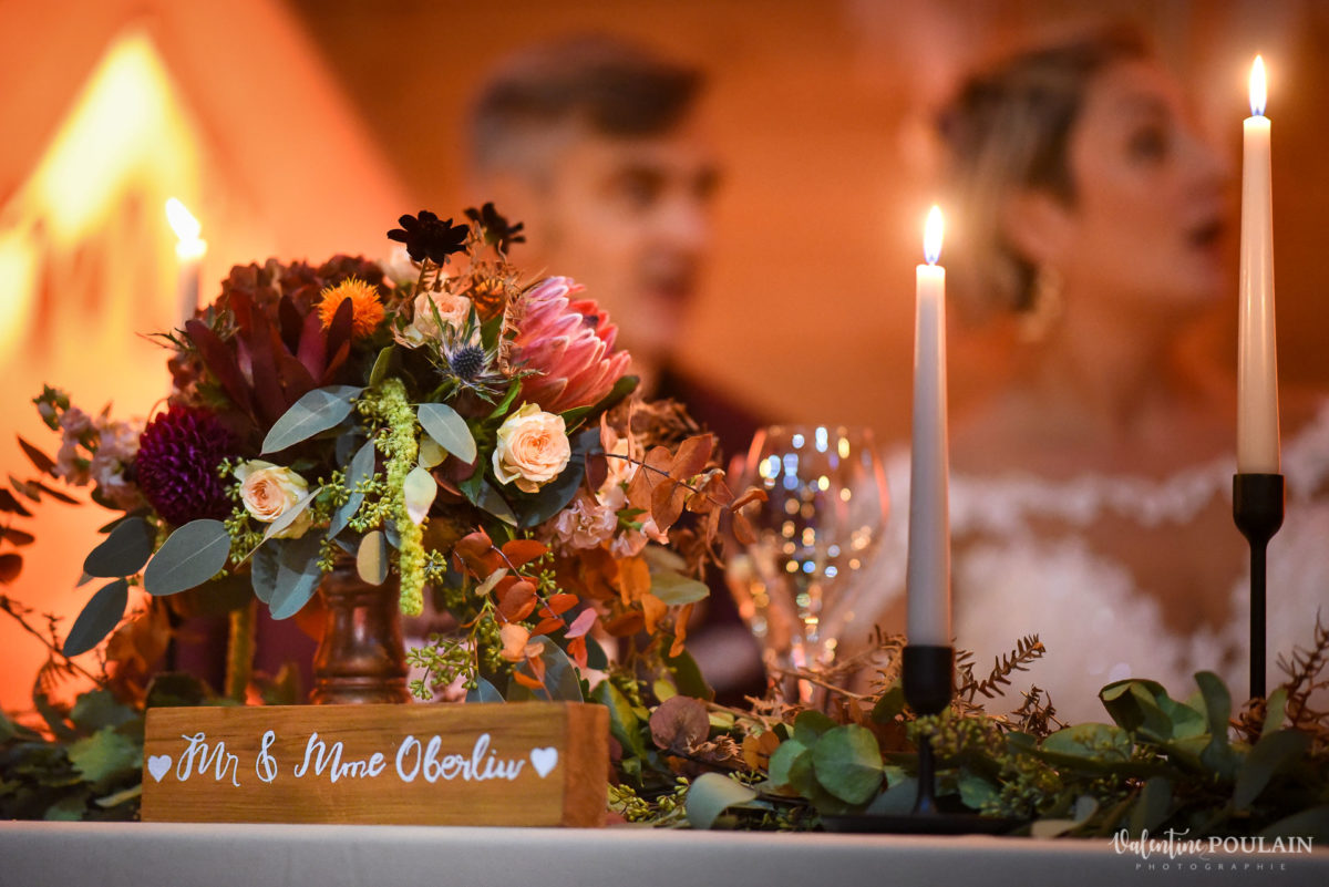 Mariage rock automne Domaine du Hirtz - Valentine Poulain soirée table mariés