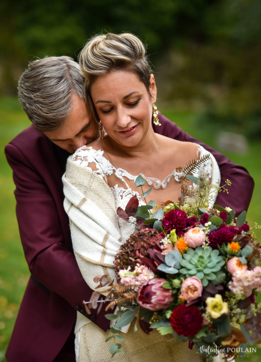 Mariage rock automne Domaine du Hirtz - Valentine Poulain câlin