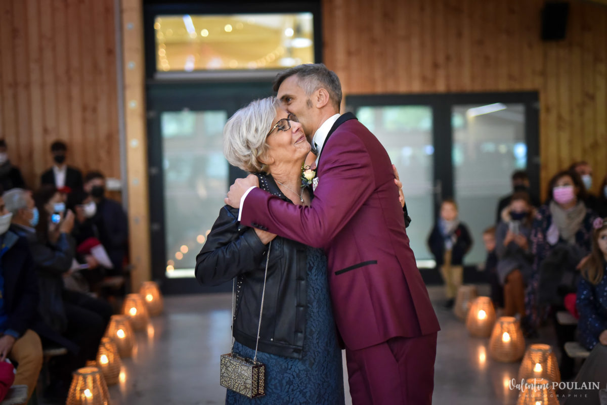 Mariage rock automne Domaine du Hirtz - Valentine Poulain mère cérémonie