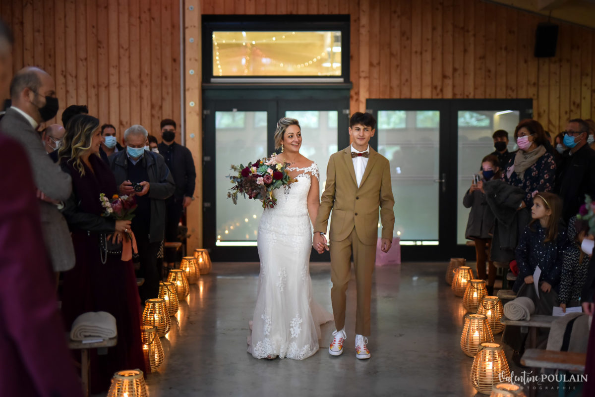 Mariage rock automne Domaine du Hirtz - Valentine Poulain arrivée mariée
