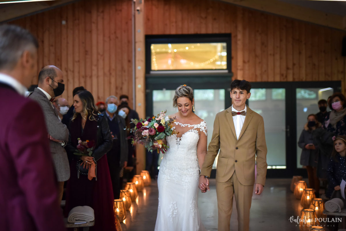 Mariage rock automne Domaine du Hirtz - Valentine Poulain arrivée mariée et fils