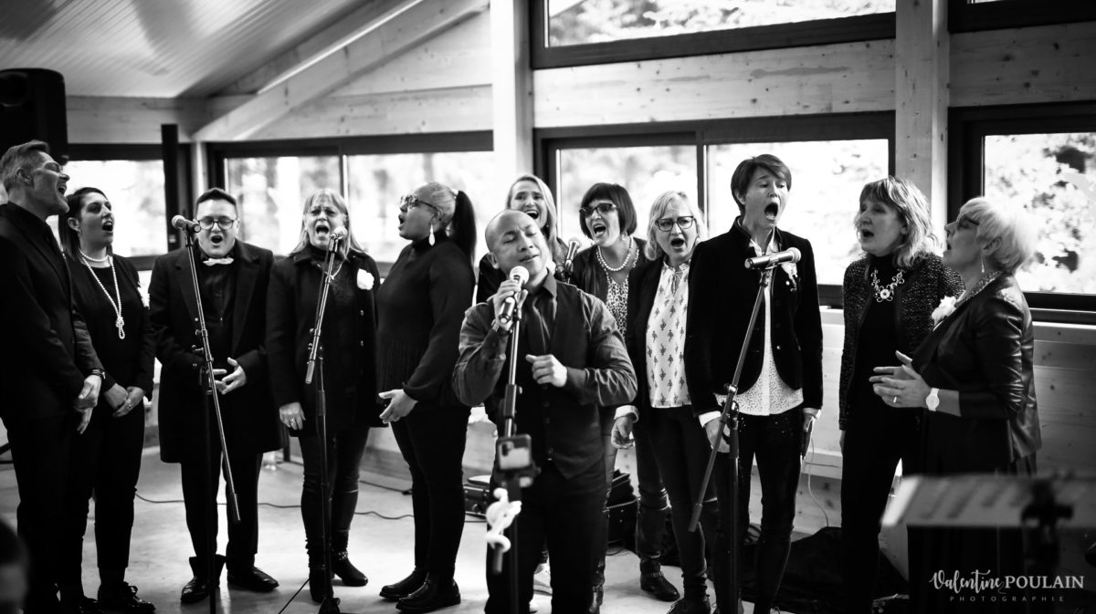 Mariage rock automne Domaine du Hirtz - Valentine Poulain cérémonie laïque chant