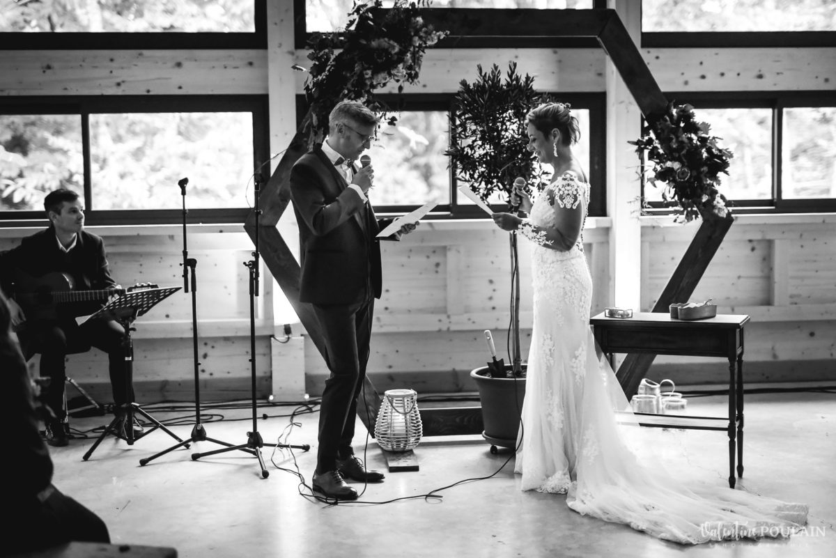 Mariage rock automne Domaine du Hirtz - Valentine Poulain cérémonie laïque slam