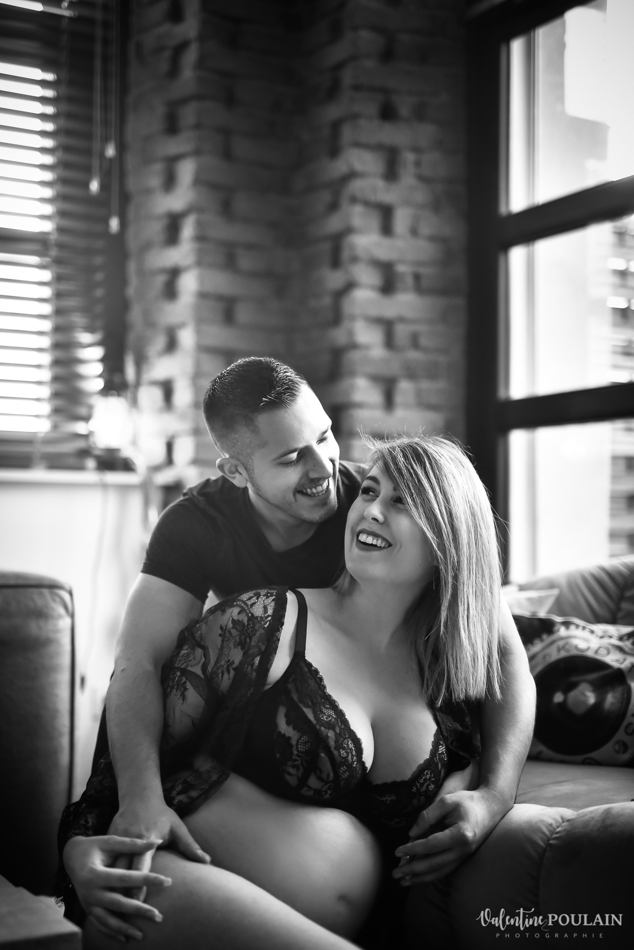 Boudoir grossesse couple - Valentine Poulain rire n&b