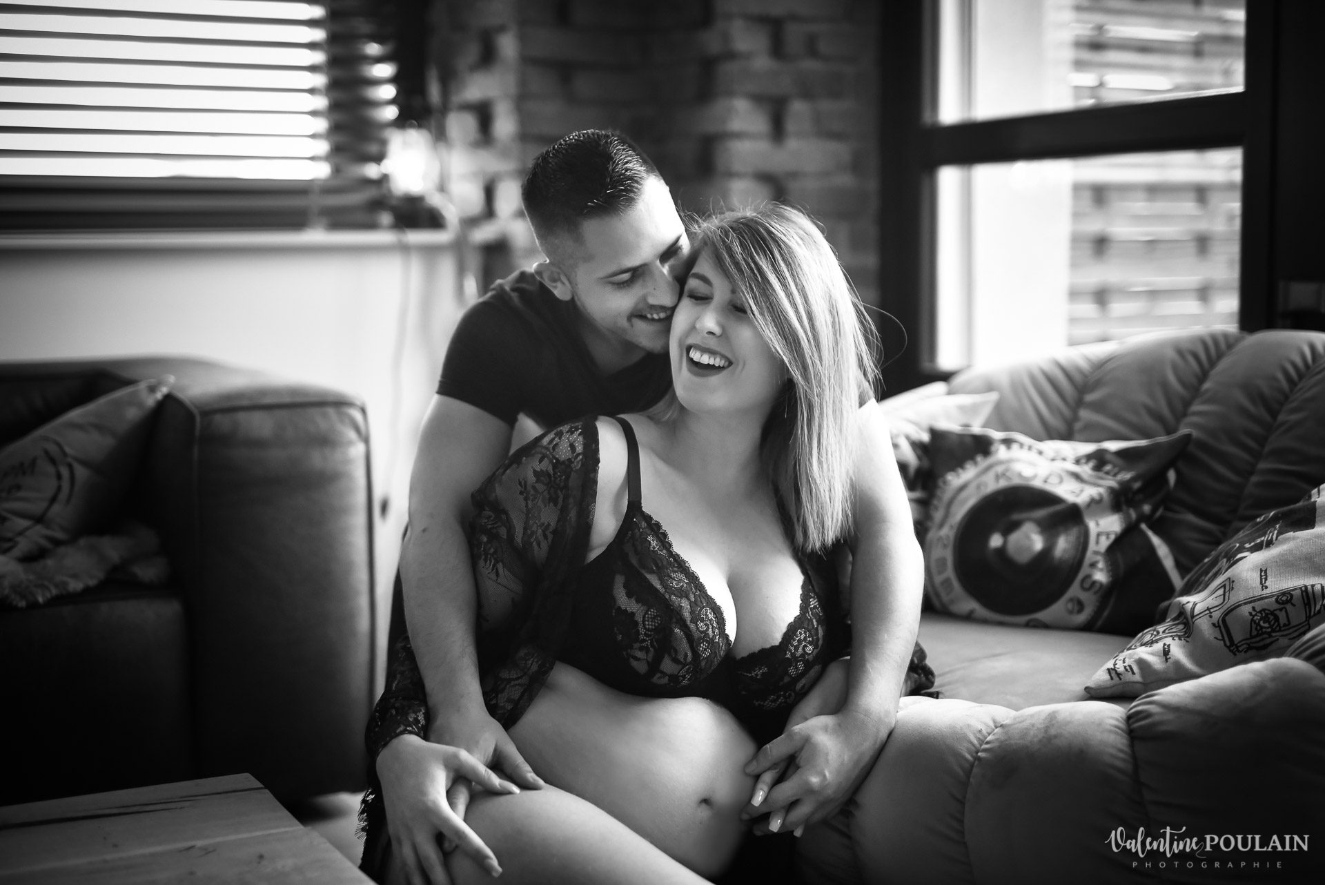 Boudoir grossesse couple - Valentine Poulain rires n&b
