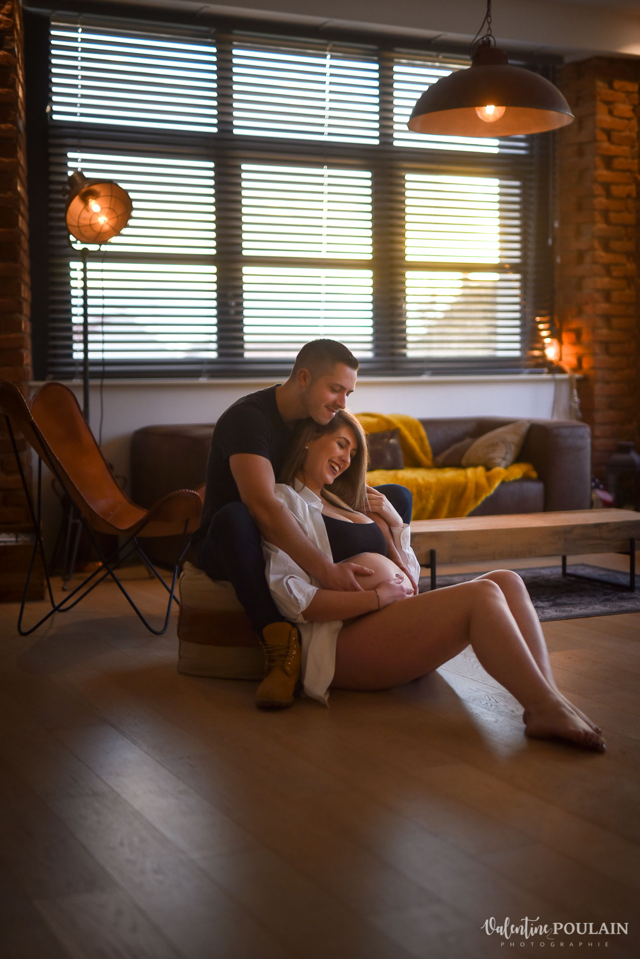Boudoir grossesse couple - Valentine Poulain sol