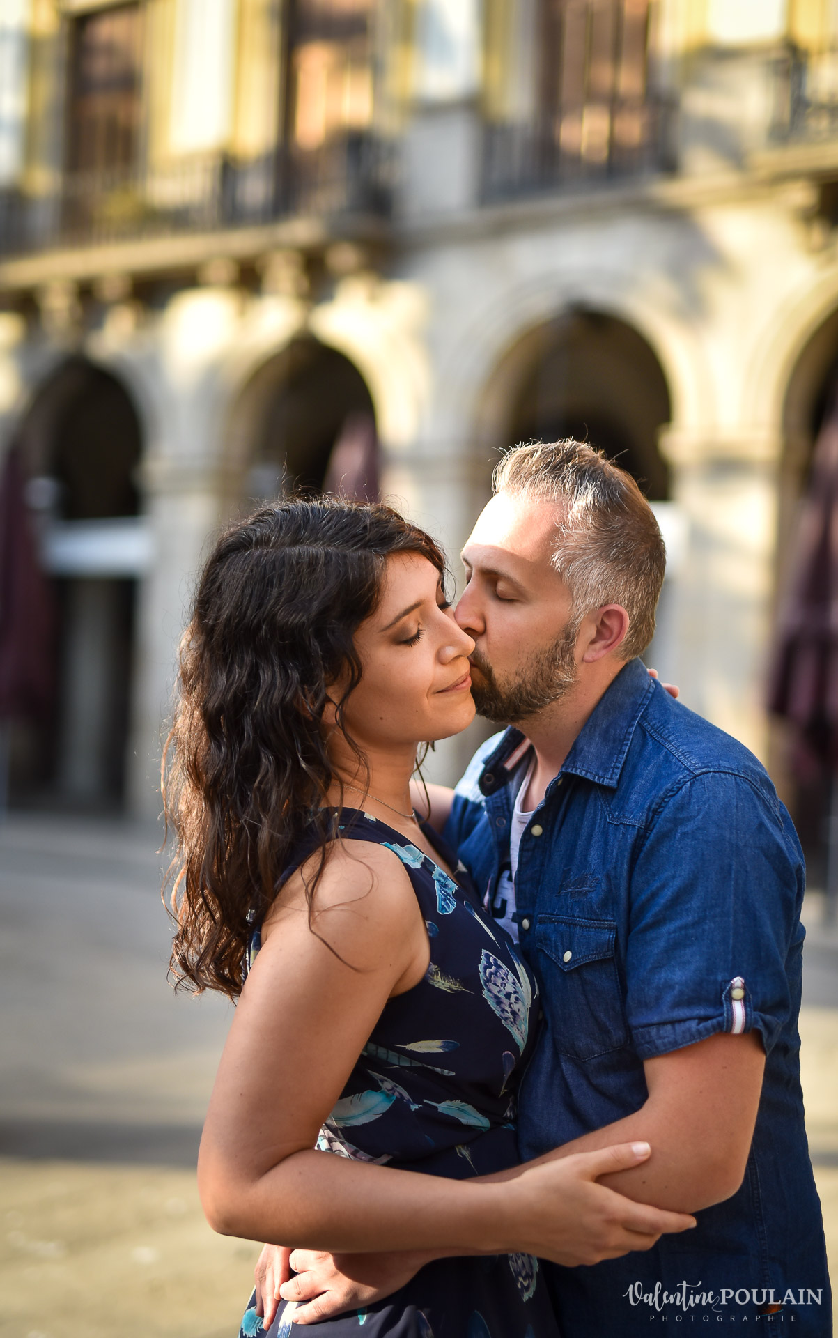 Séance photo couple Barcelone - Valentine Poulain place Royale