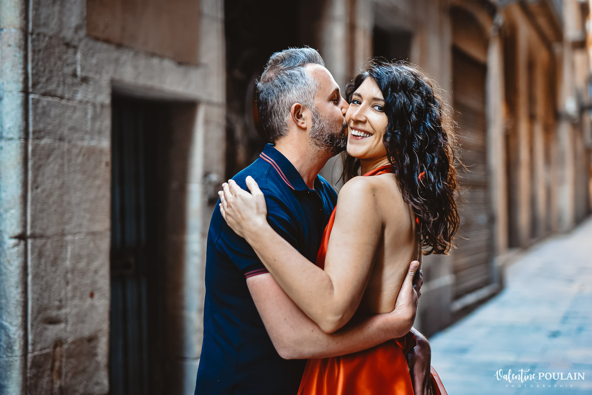 Séance photo couple Barcelone - Valentine Poulain baiser