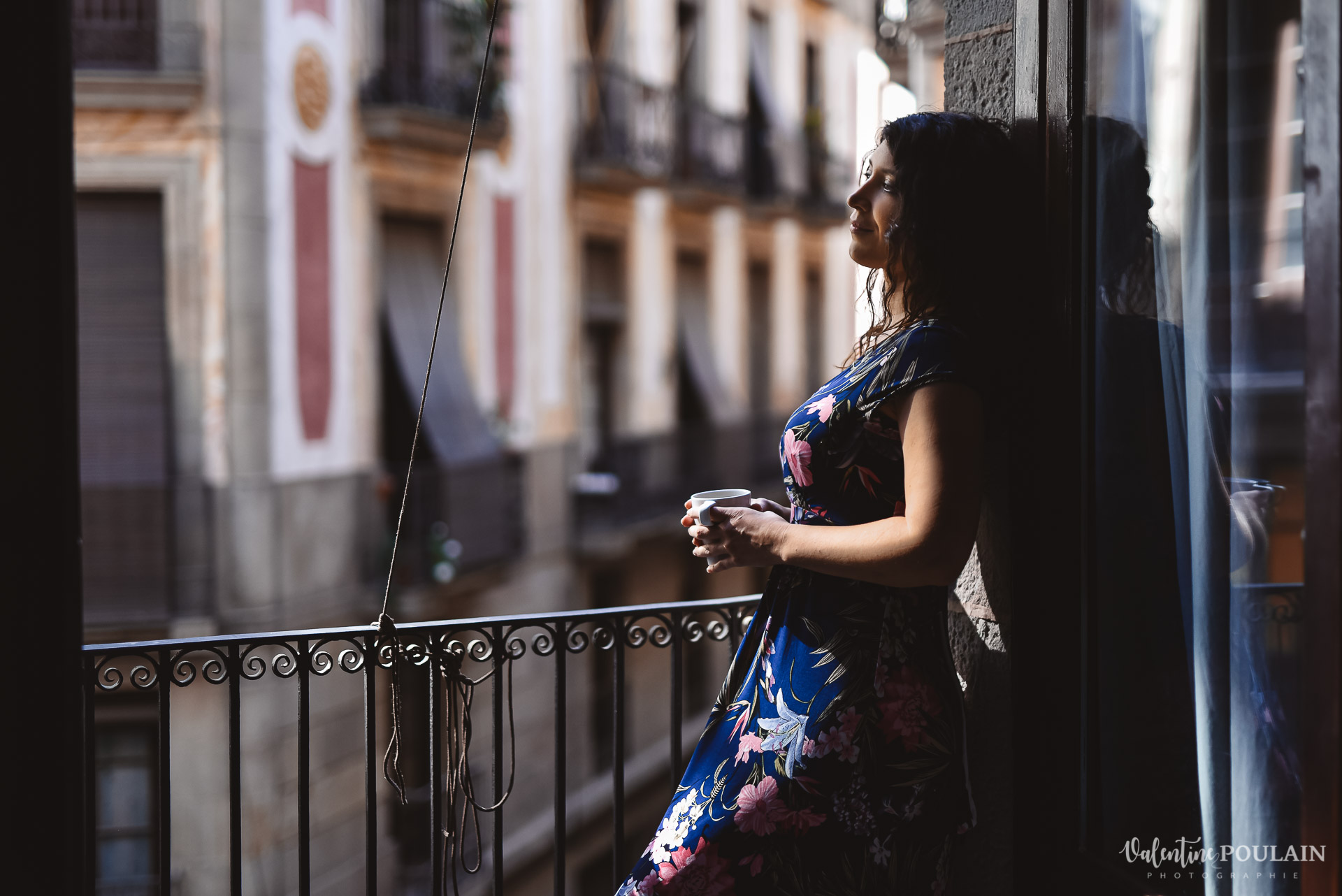 Seance photo couple Barcelone - Valentine Poulain balcon