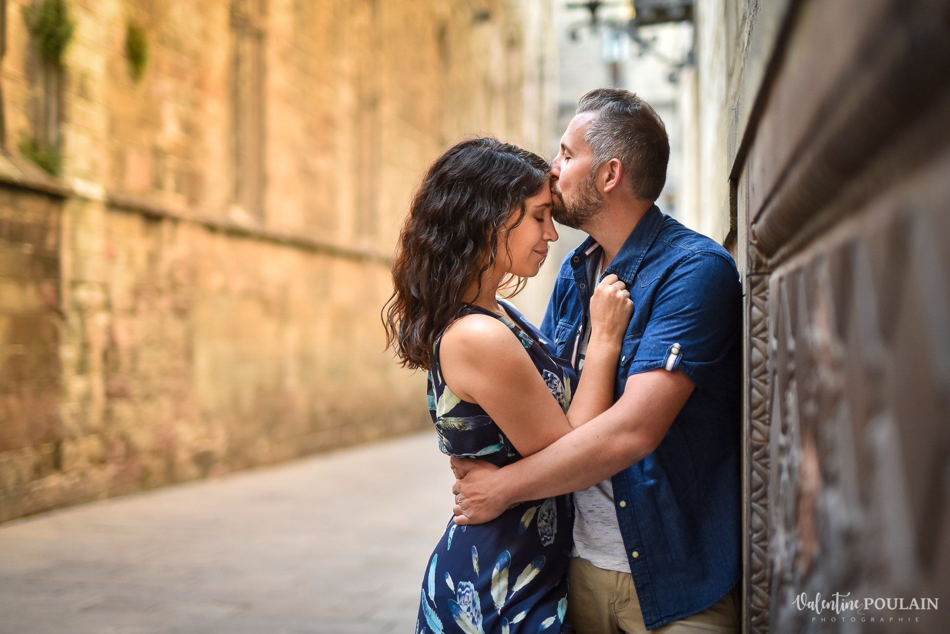 Séance photo couple Barcelone - Valentine Poulain bisou front