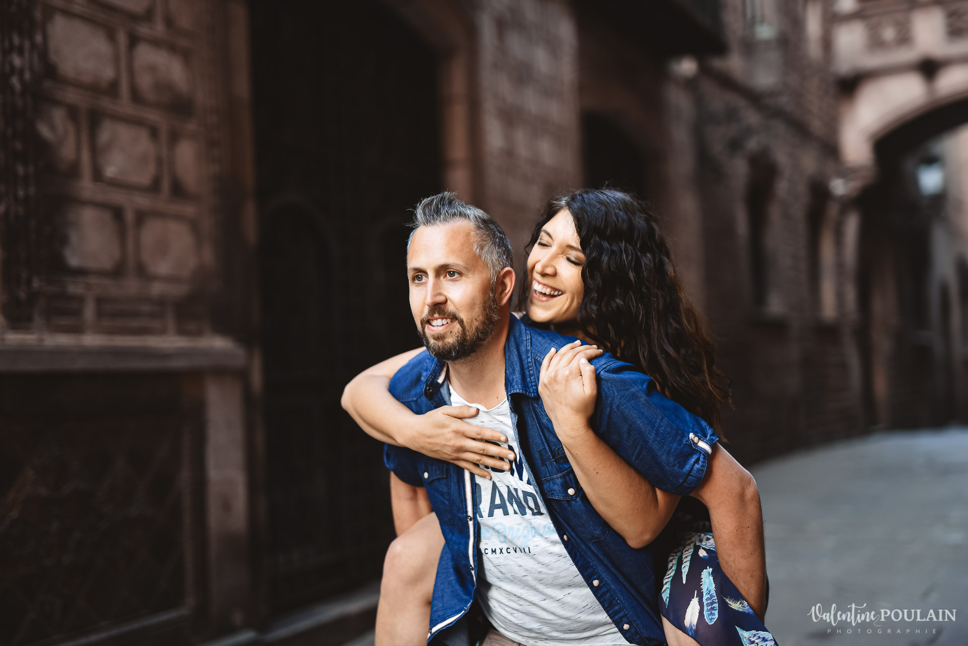 Séance photo couple Barcelone - Valentine Poulain enfants couleur