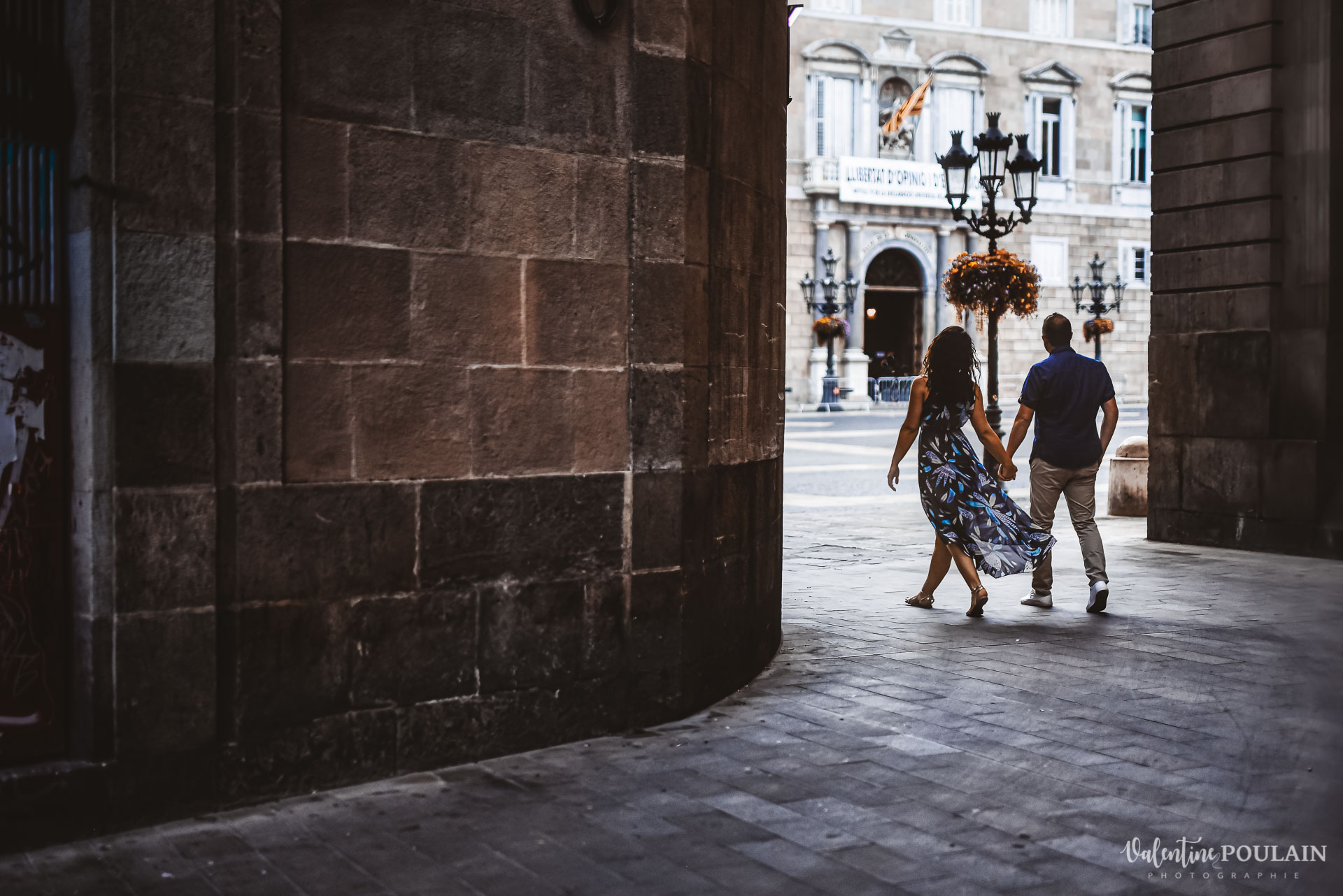 Séance photo couple Barcelone - Valentine Poulain ruelle