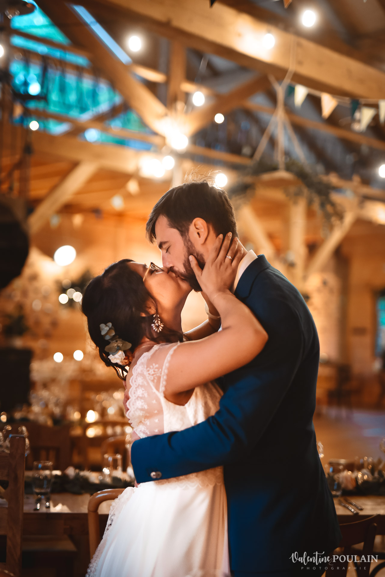 Mariage La Drille au bord de l'eau - Valentine Poulain bisou