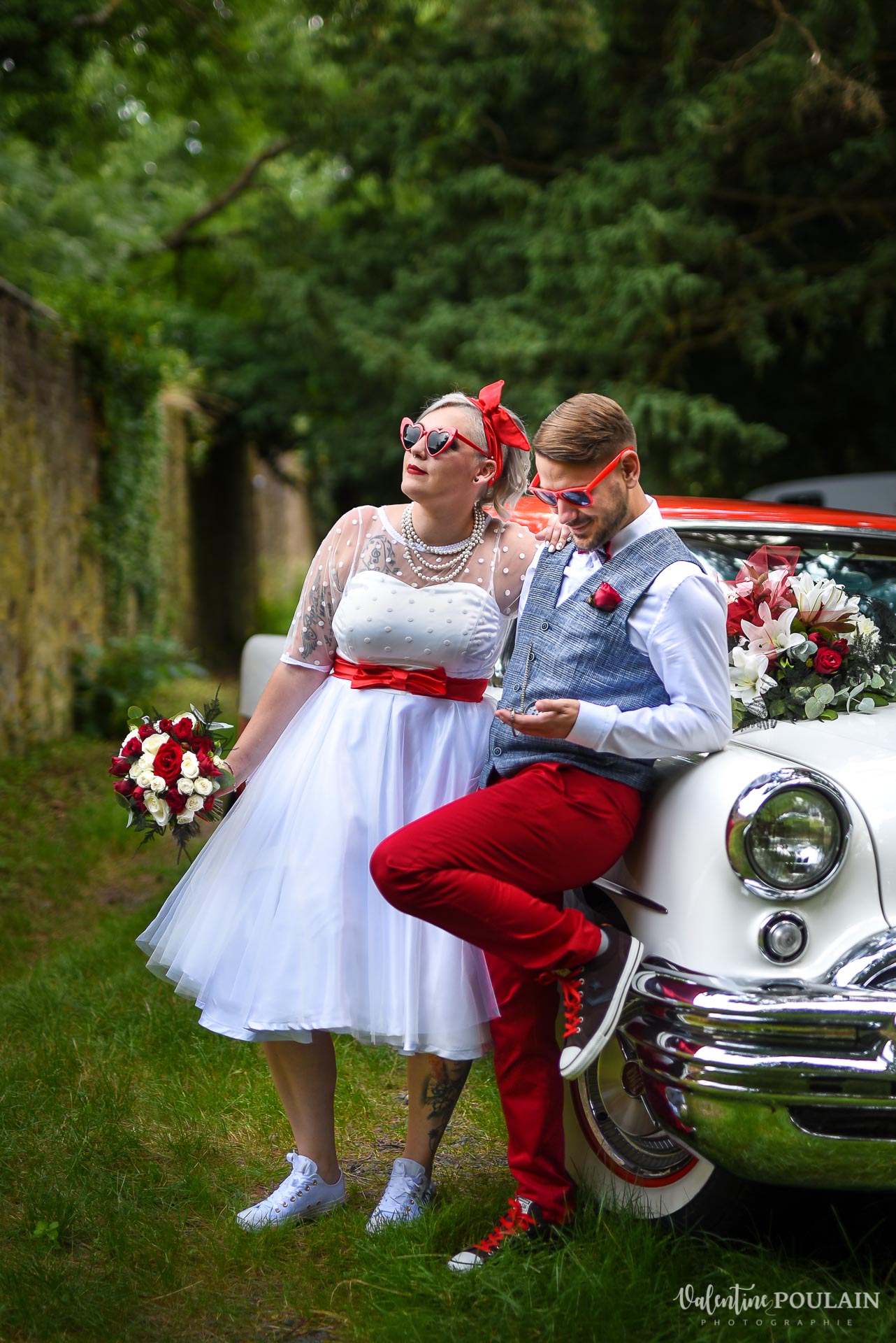 Mariage vintage rockabilly - Valentine Poulain couple regards voiture