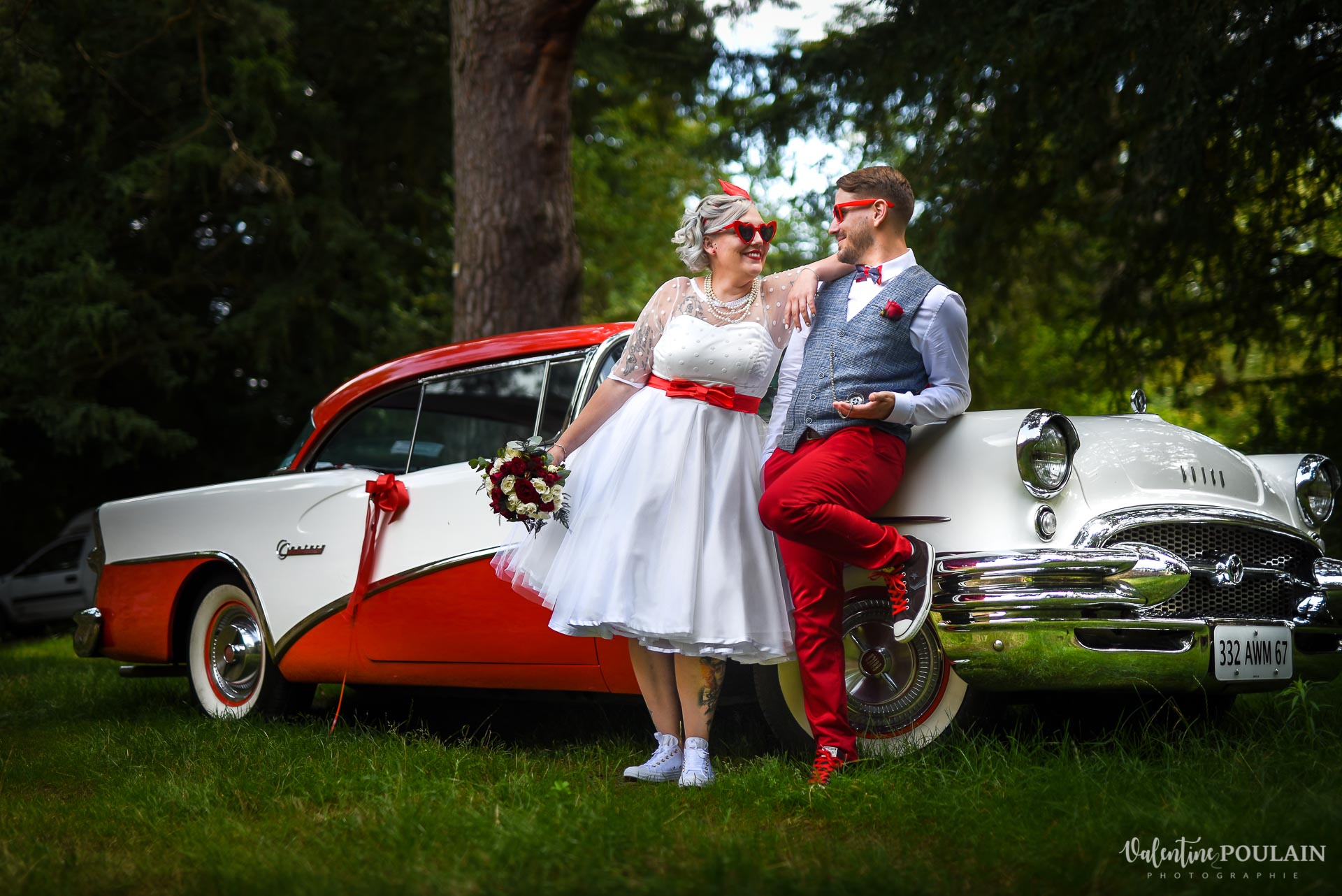 Mariage vintage rockabilly - Valentine Poulain - couple regard voiture