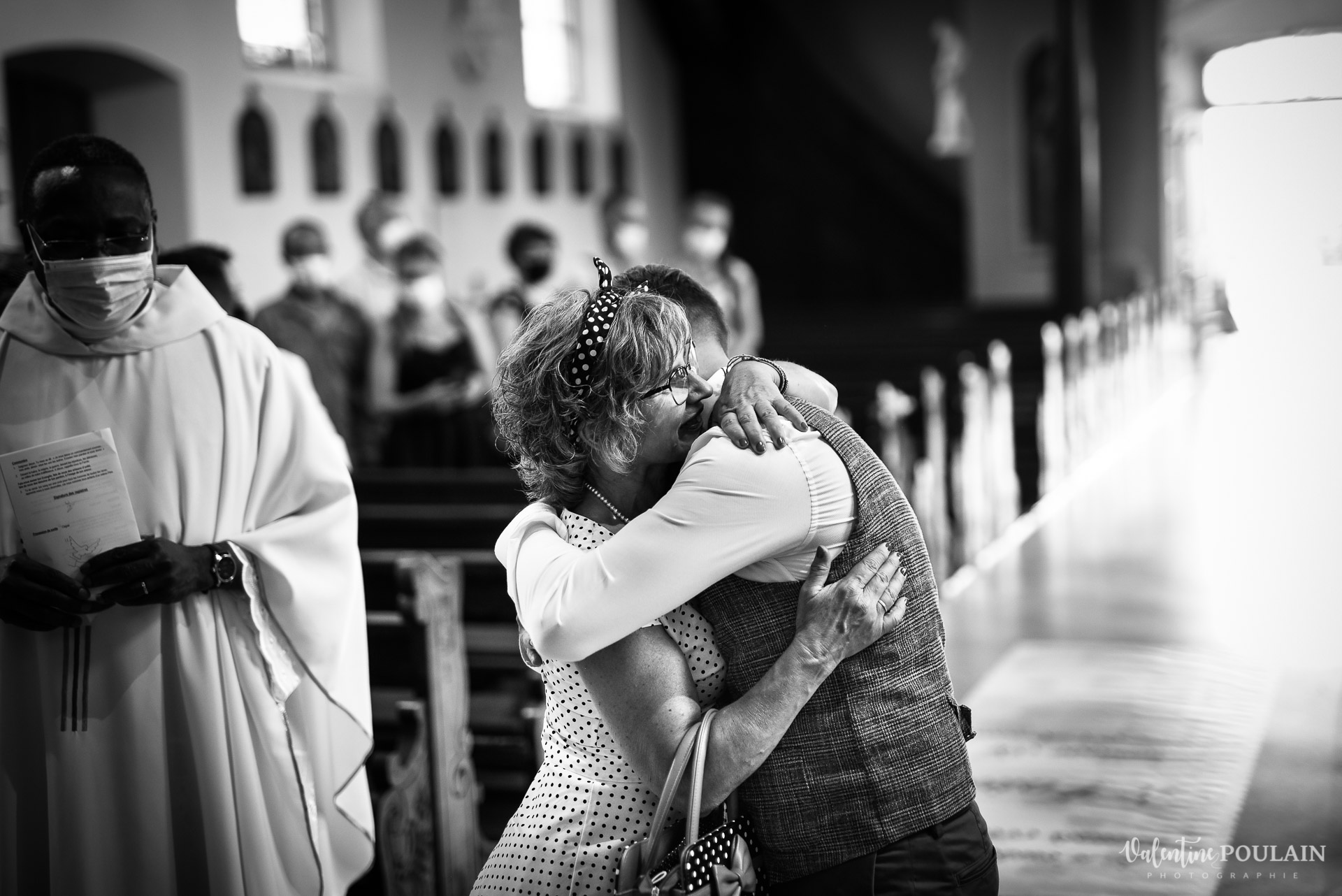 Mariage vintage rockabilly - Valentine Poulain mère serrer