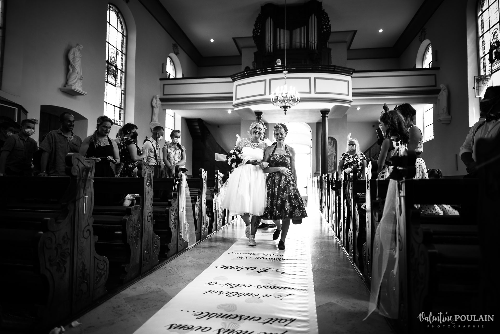 Mariage vintage rockabilly - Valentine Poulain entrée église