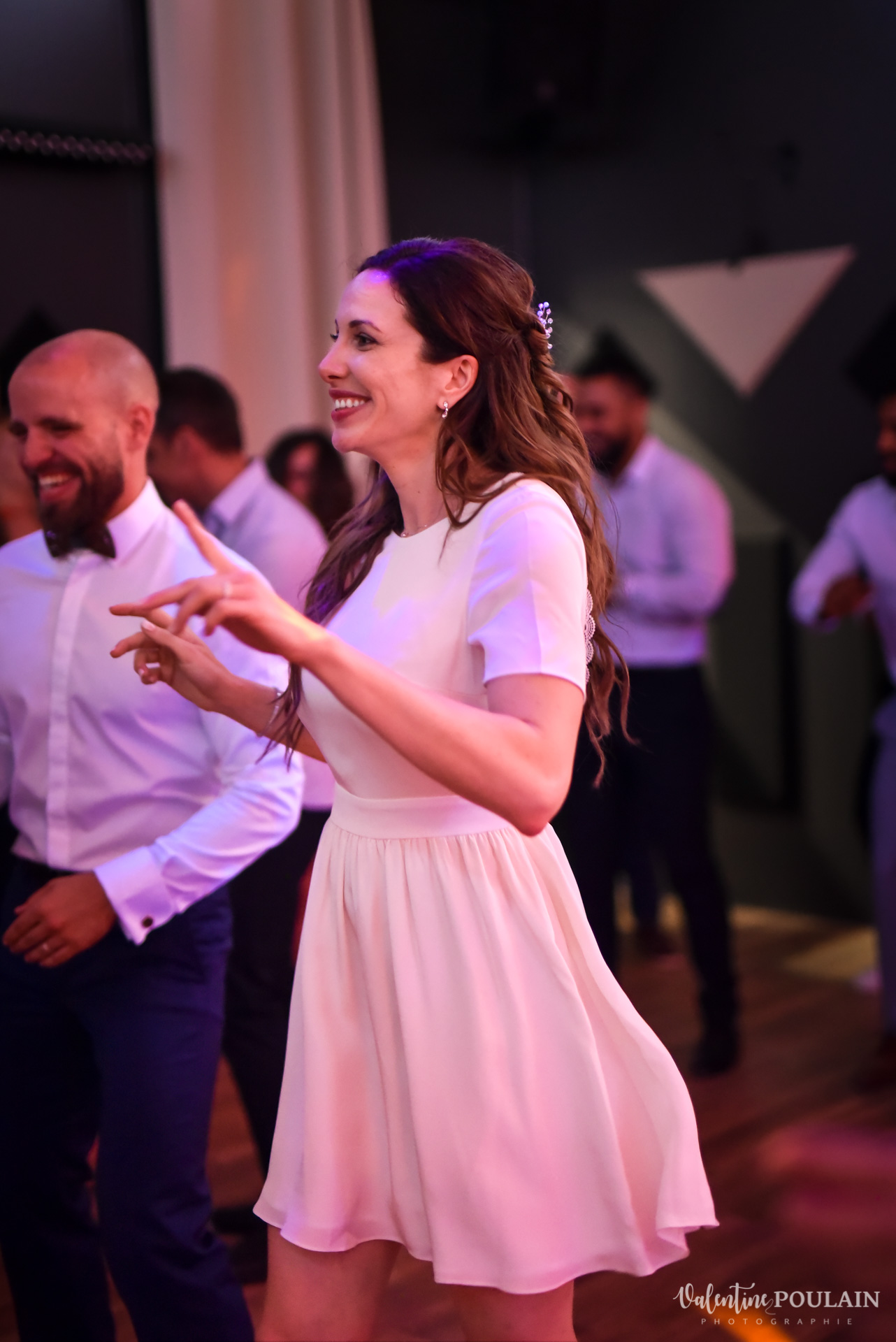 Mariage cérémonie laïque Moulin-de-la-Mangue-Valentine Poulain danser