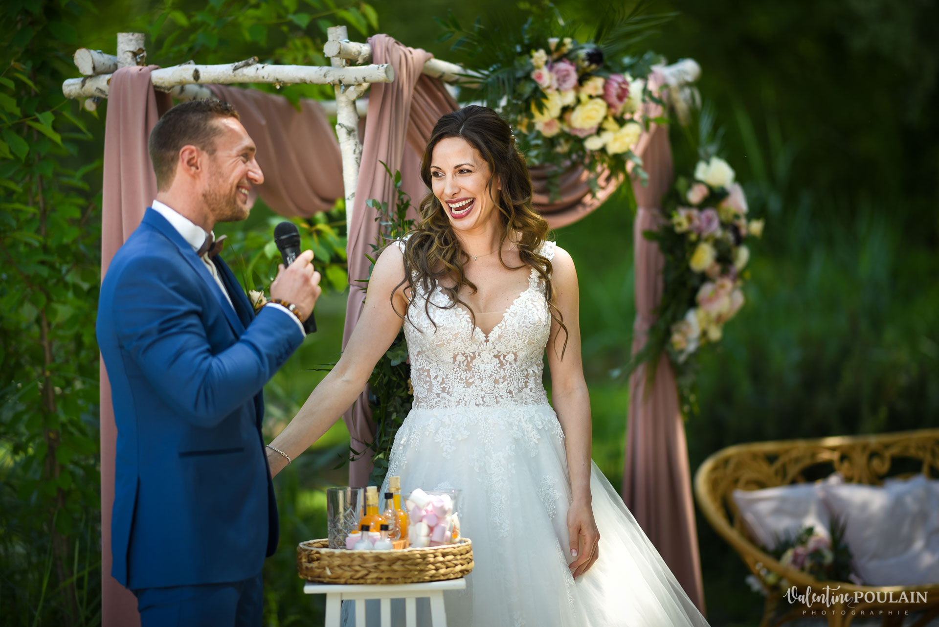 Mariage cérémonie laïque Moulin-de la Mangue - Valentine Poulain rire