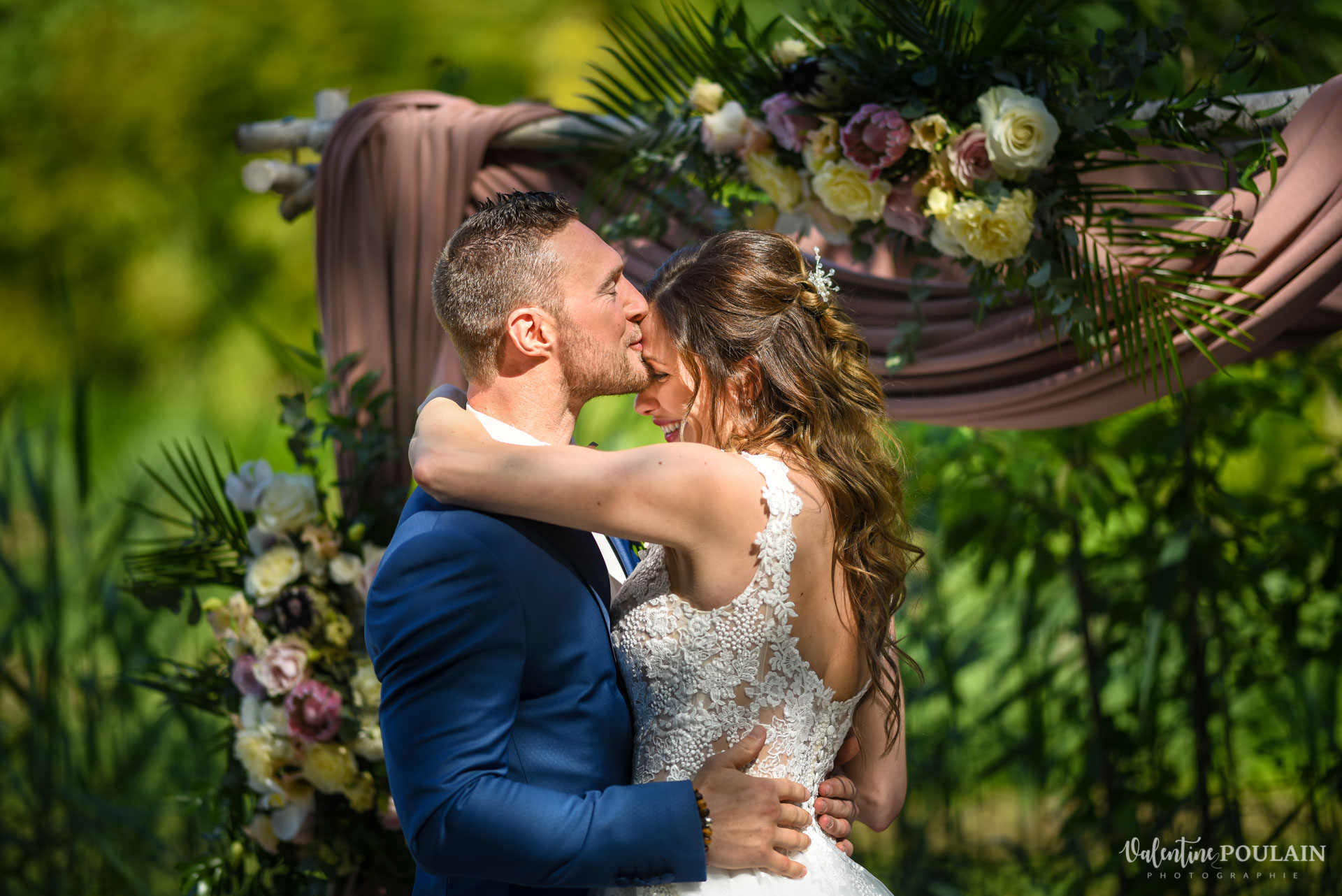 Mariage cérémonie laïque Moulin-de la Mangue - Valentine Poulain baiser