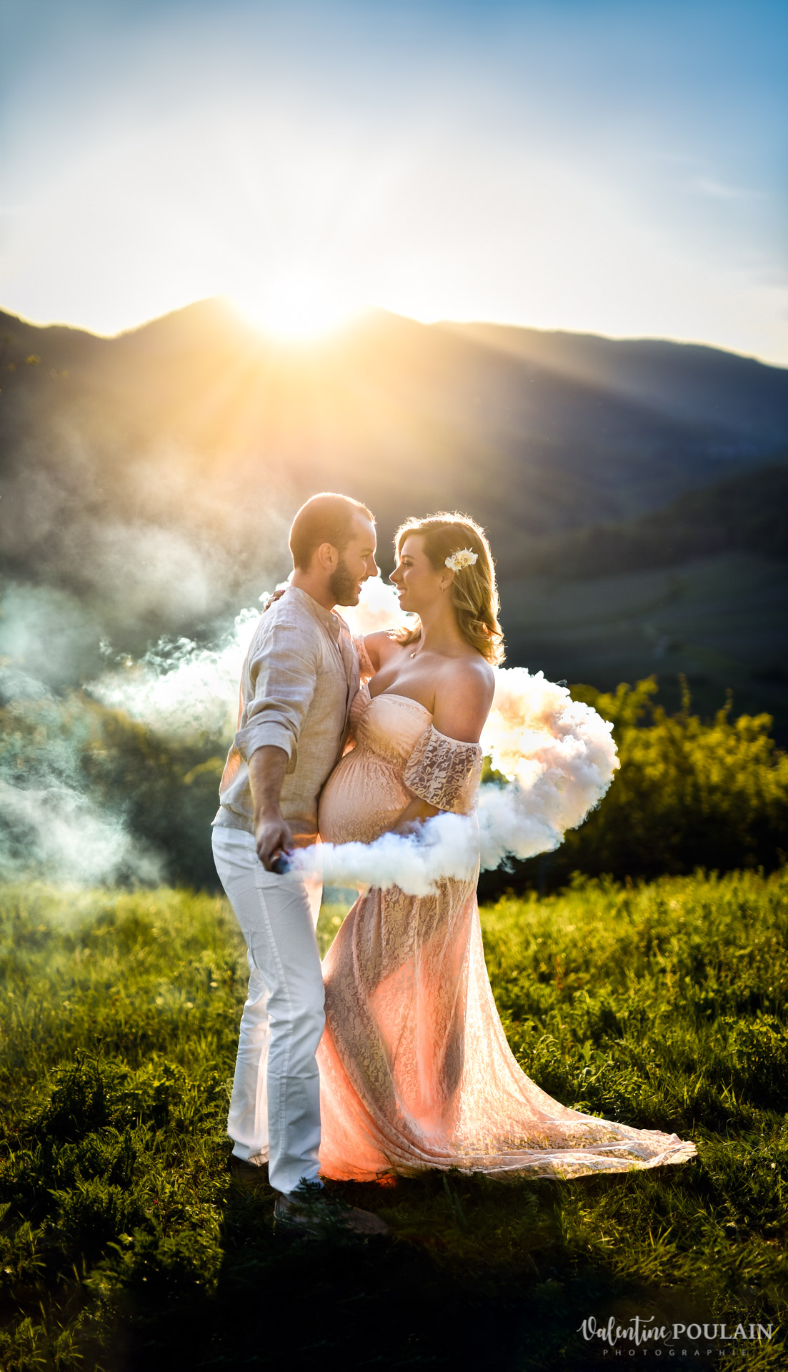 Shooting grossesse sunset montagne fumigene - Valentine Poulain