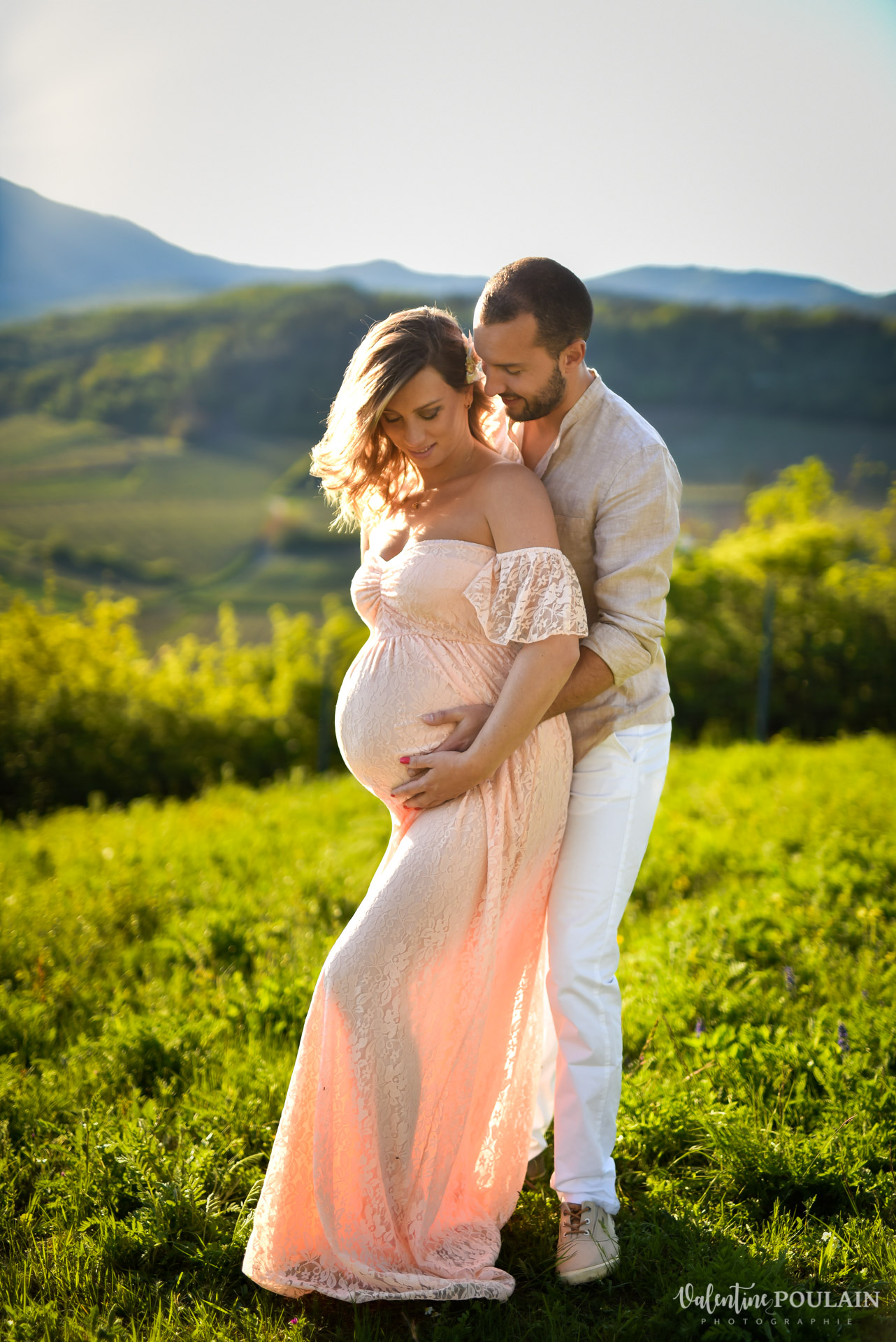Shooting grossesse sunset montagne regard _ Valentine Poulain
