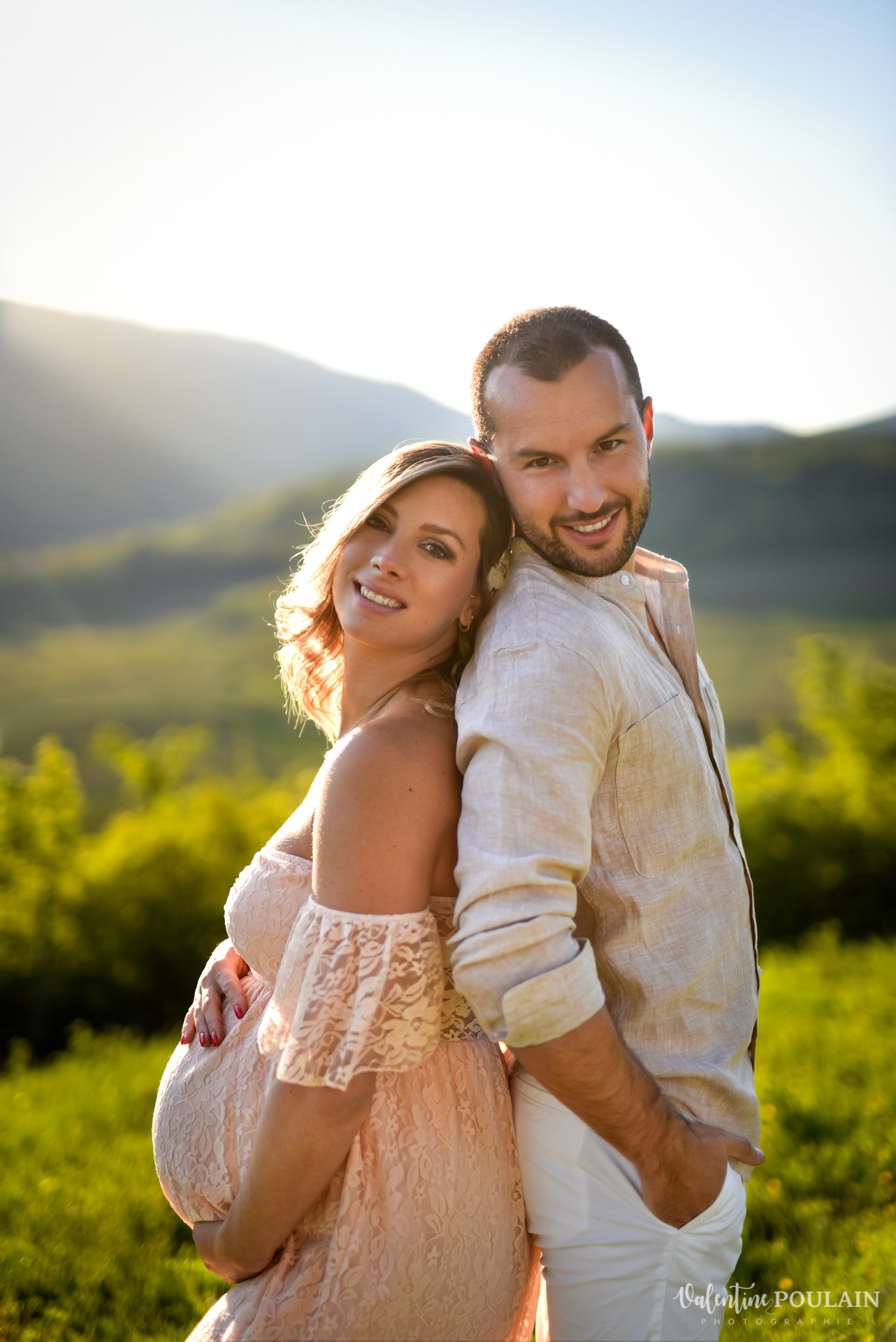 Shooting grossesse sunset montagne dos à dos - Valentine Poulain