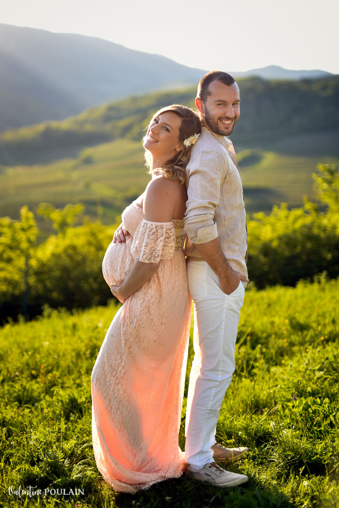 Shooting grossesse sunset montagne dos à dos _ Valentine Poulain