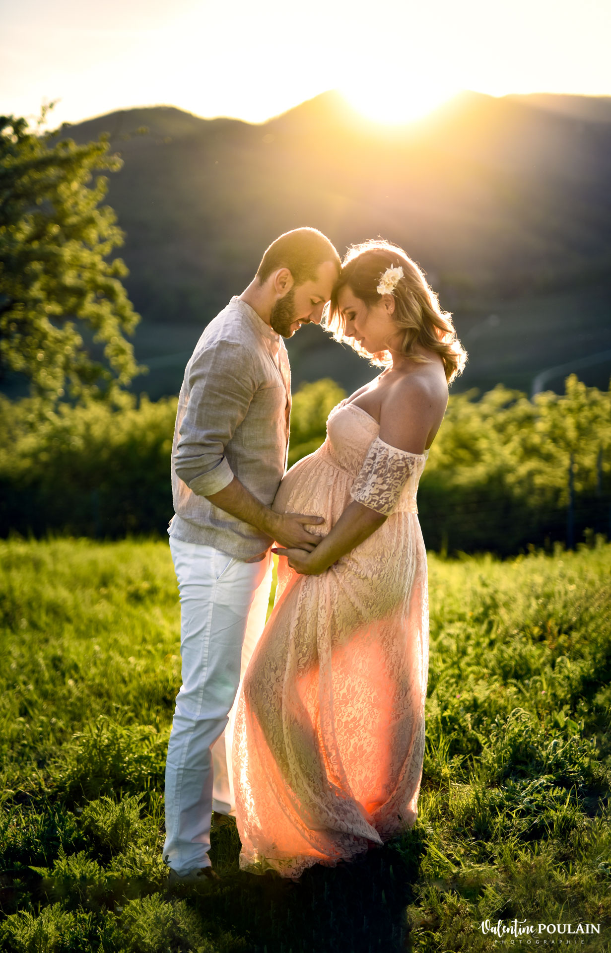 Shooting grossesse sunset montagnes - Valentine Poulain